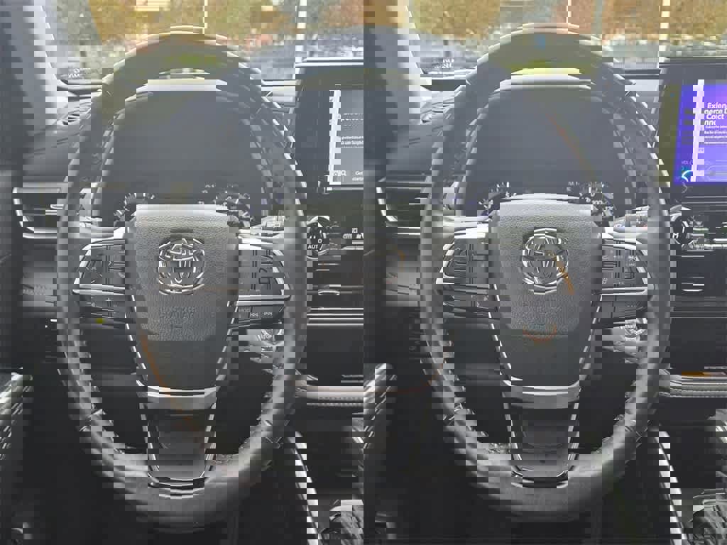 Used 2023 Toyota Highlander XLE image 12