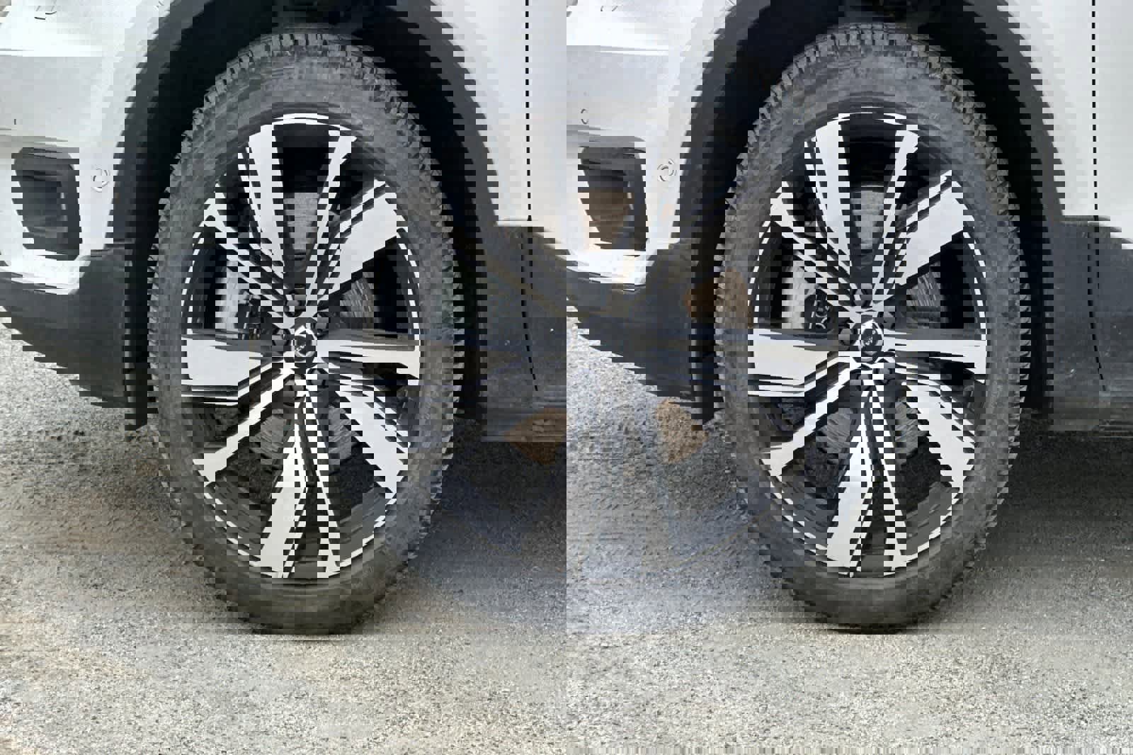 Used 2022 Volvo XC40 P8 Recharge Plus image 28