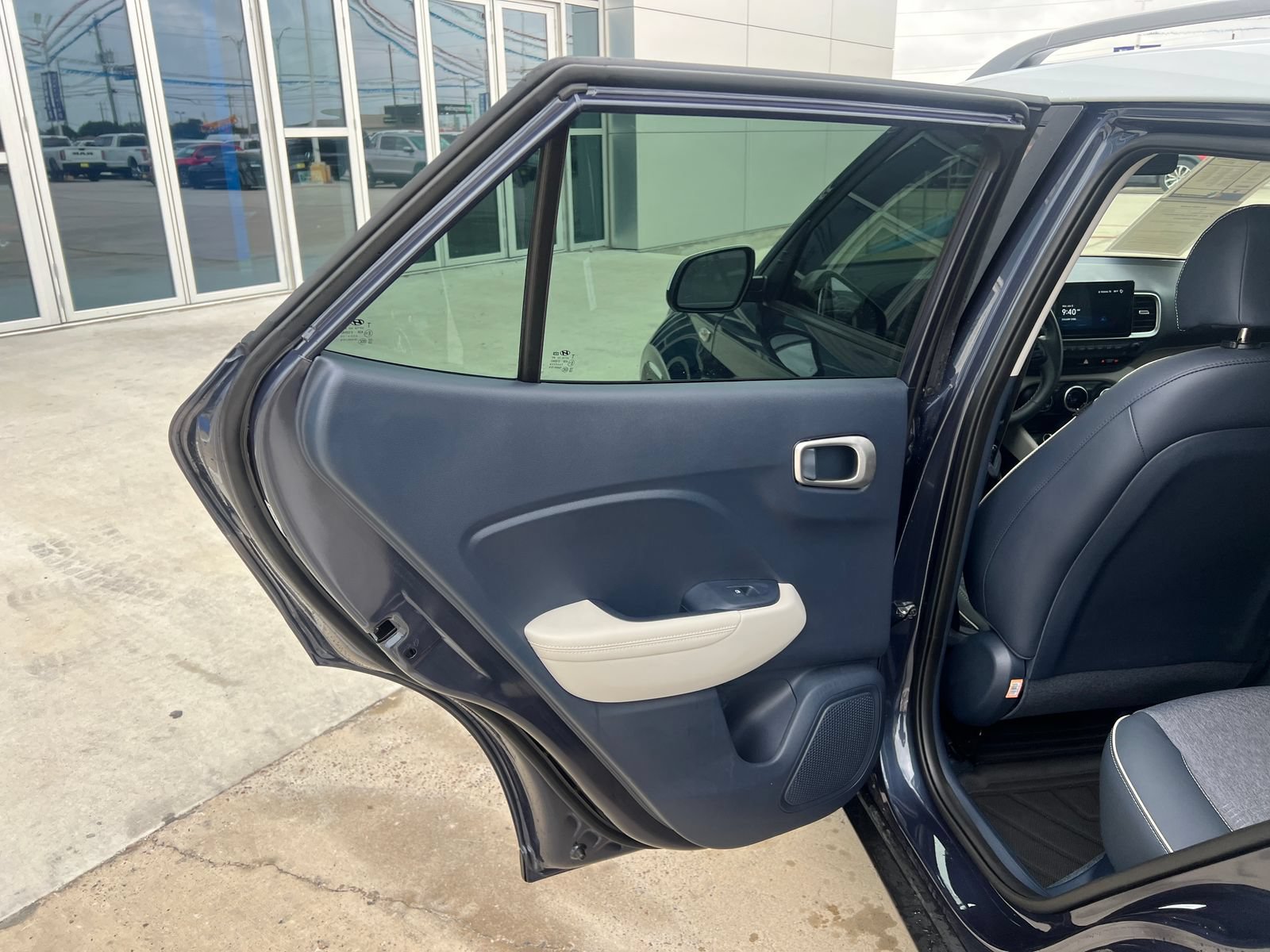 Used 2025 Hyundai Venue Limited FWD image 12