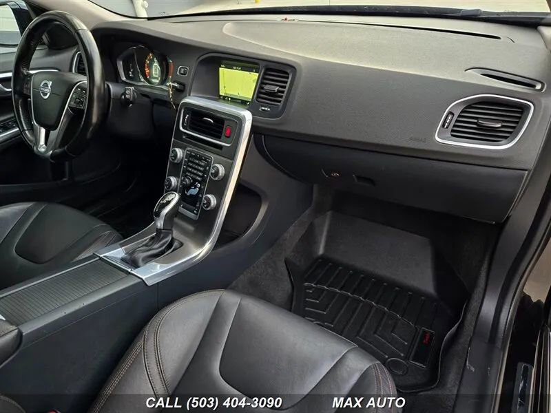 Used 2016 Volvo V60 T5 Cross Country image 2