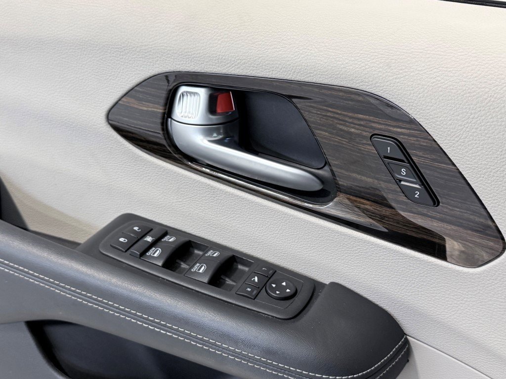 Used 2024 Chrysler Pacifica Limited image 36
