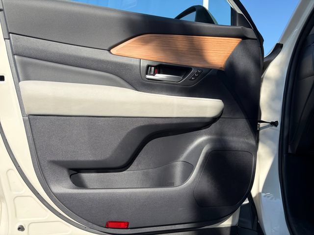 Used 2024 Toyota Grand Highlander AWD image 13