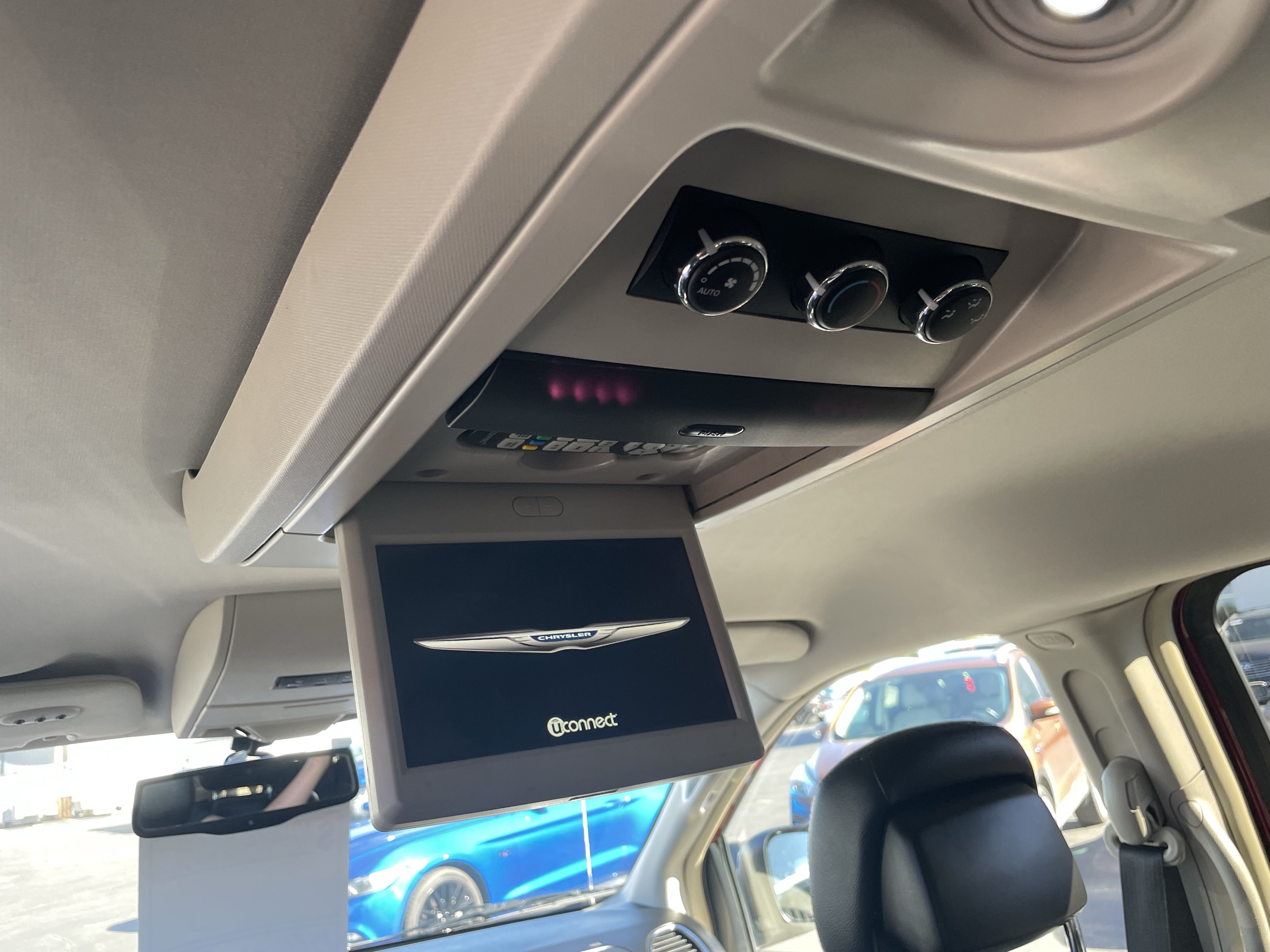 Used 2015 Chrysler Town & Country Touring-L w/ Driver Convenience Group FWD image 27