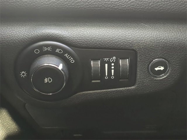 Used 2016 Chrysler 200 C image 25
