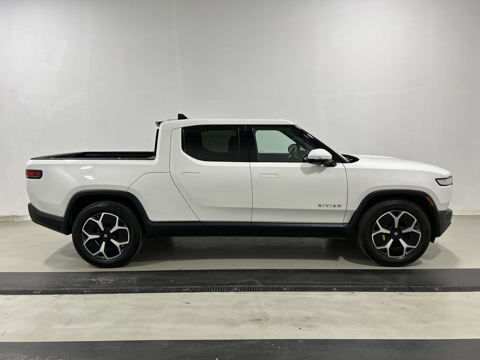 Used 2022 Rivian R1T Adventure image 6
