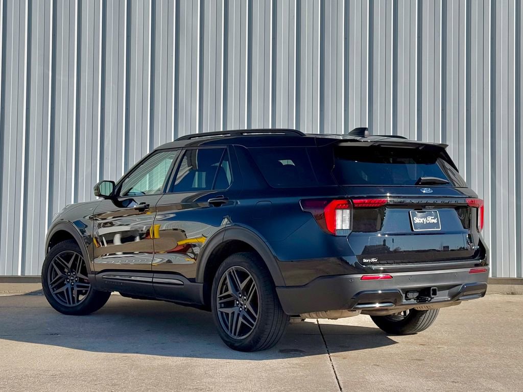 Used 2025 Ford Explorer ST-Line w/ ST-Line Street Pack image 4