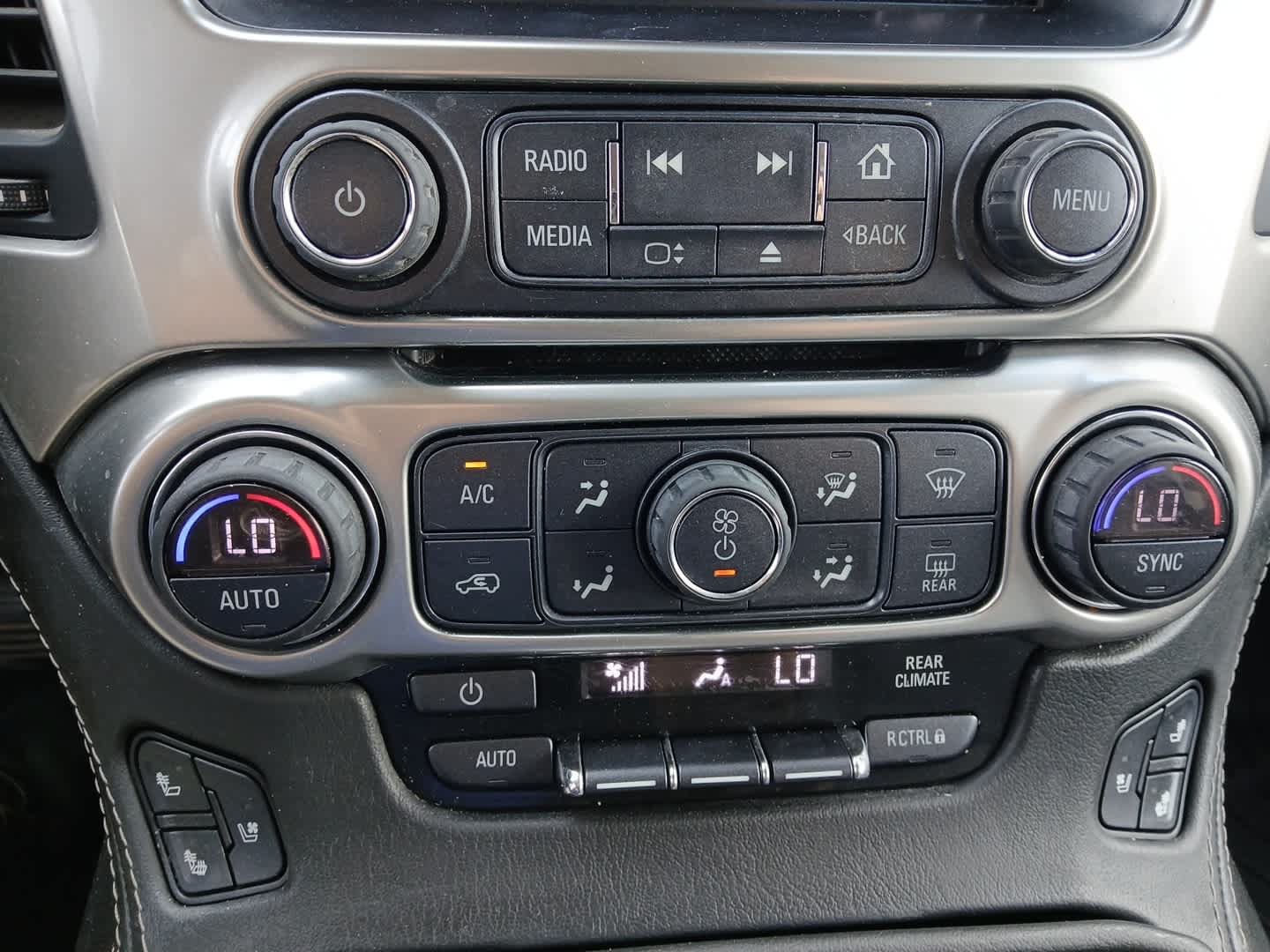 Used 2018 Chevrolet Suburban Premier AWD/4WD image 34