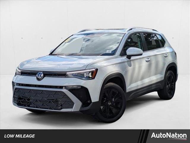 Used 2025 Volkswagen Taos SE w/ Panoramic Sunroof Package