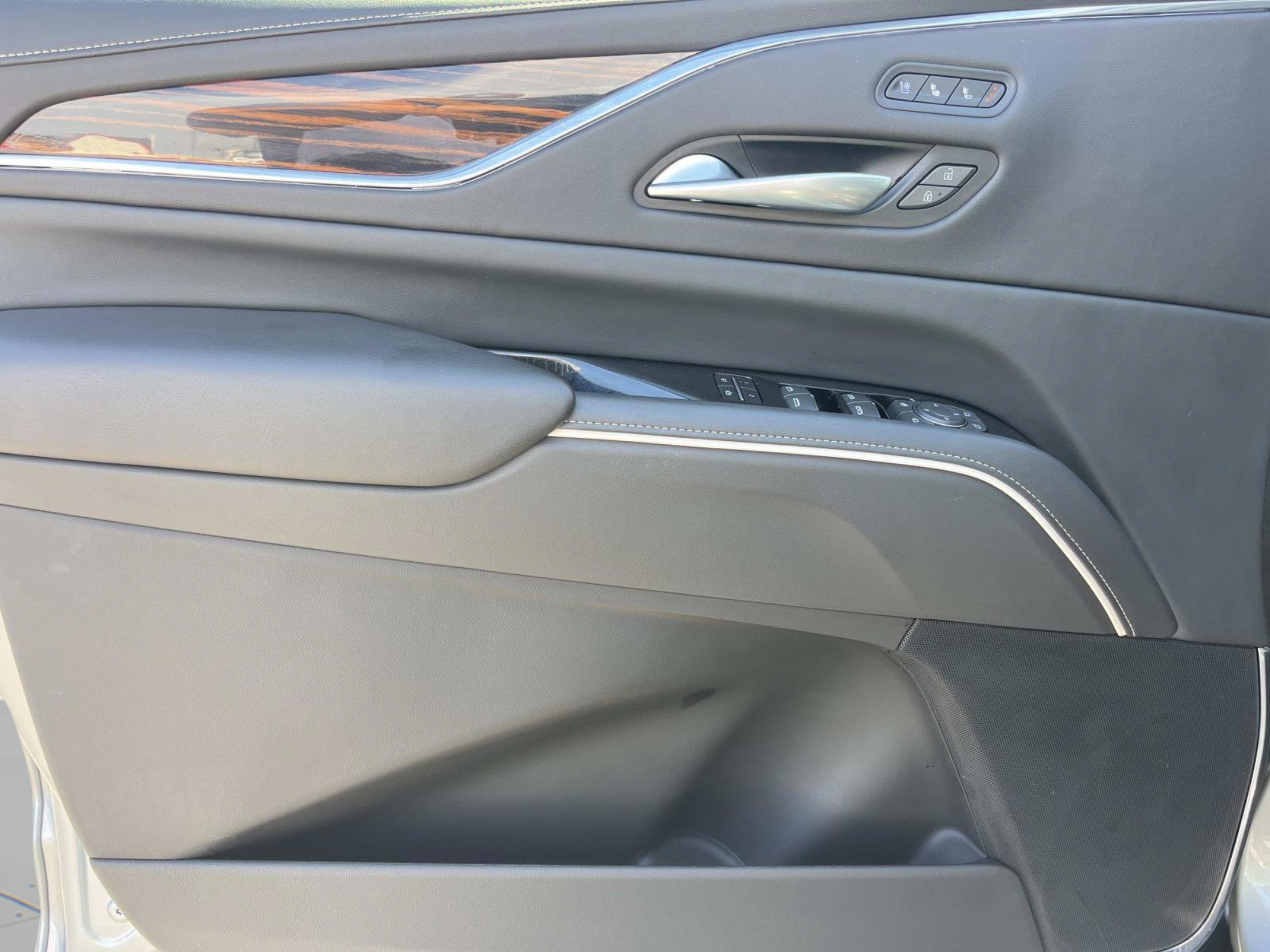 Used 2024 Cadillac Escalade Premium Luxury w/ Performance Package AWD/4WD image 30