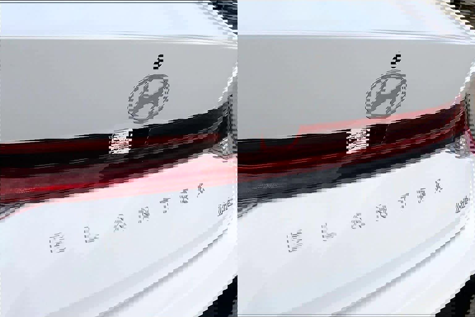 Used 2025 Hyundai Elantra Limited image 32