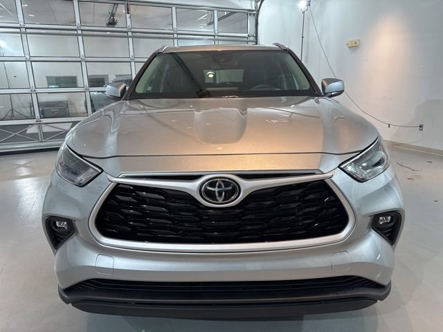New 2025 Toyota Highlander XLE image 3