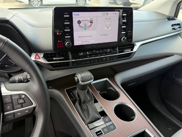 Used 2023 Toyota Sienna XLE FWD image 17