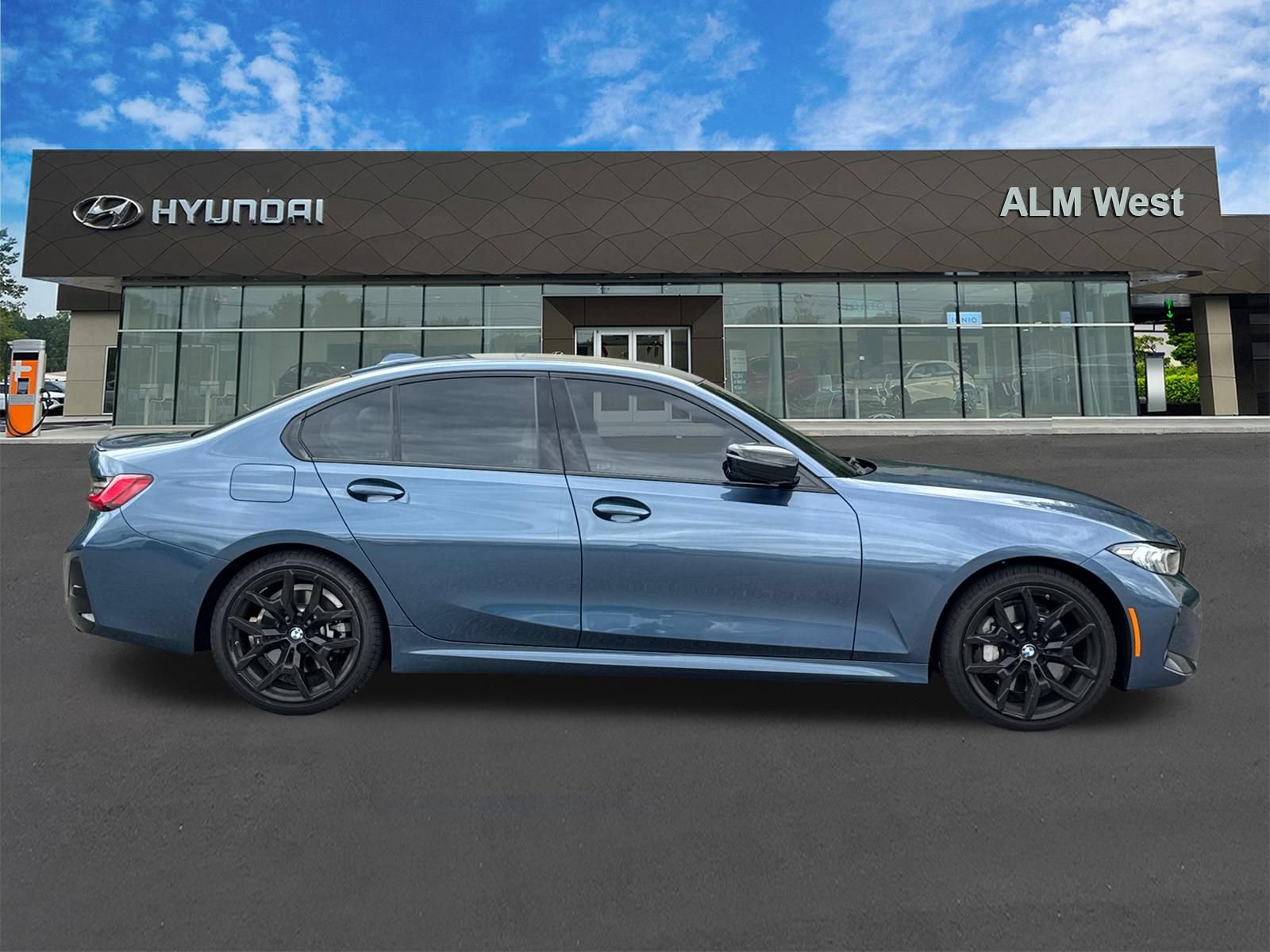 Used 2025 BMW 330i Sedan w/ M Sport Package RWD image 4
