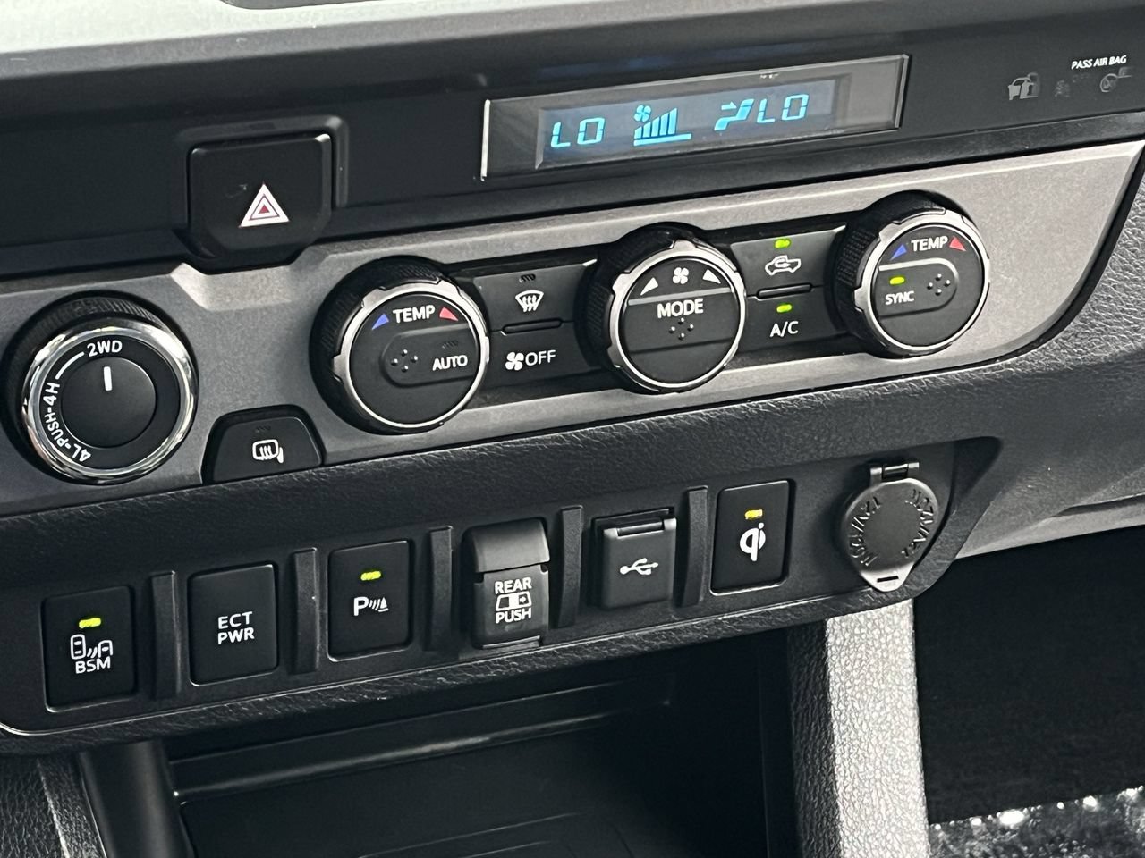 Used 2022 Toyota Tacoma TRD Off-Road w/ Technology Package AWD/4WD image 18