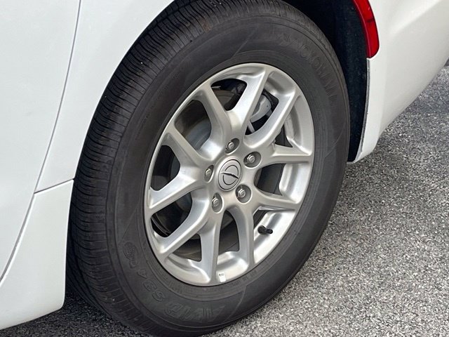 Used 2026 Chrysler Pacifica Select FWD image 3