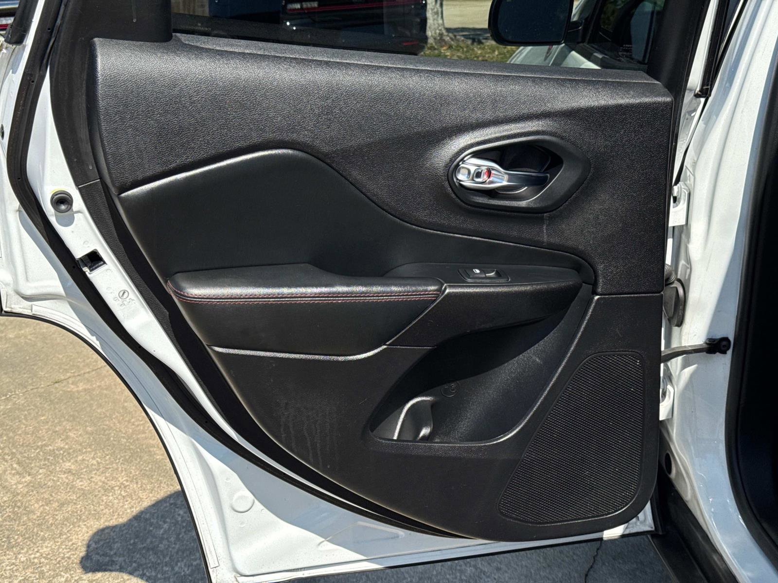 Used 2019 Jeep Cherokee Trailhawk AWD/4WD image 11