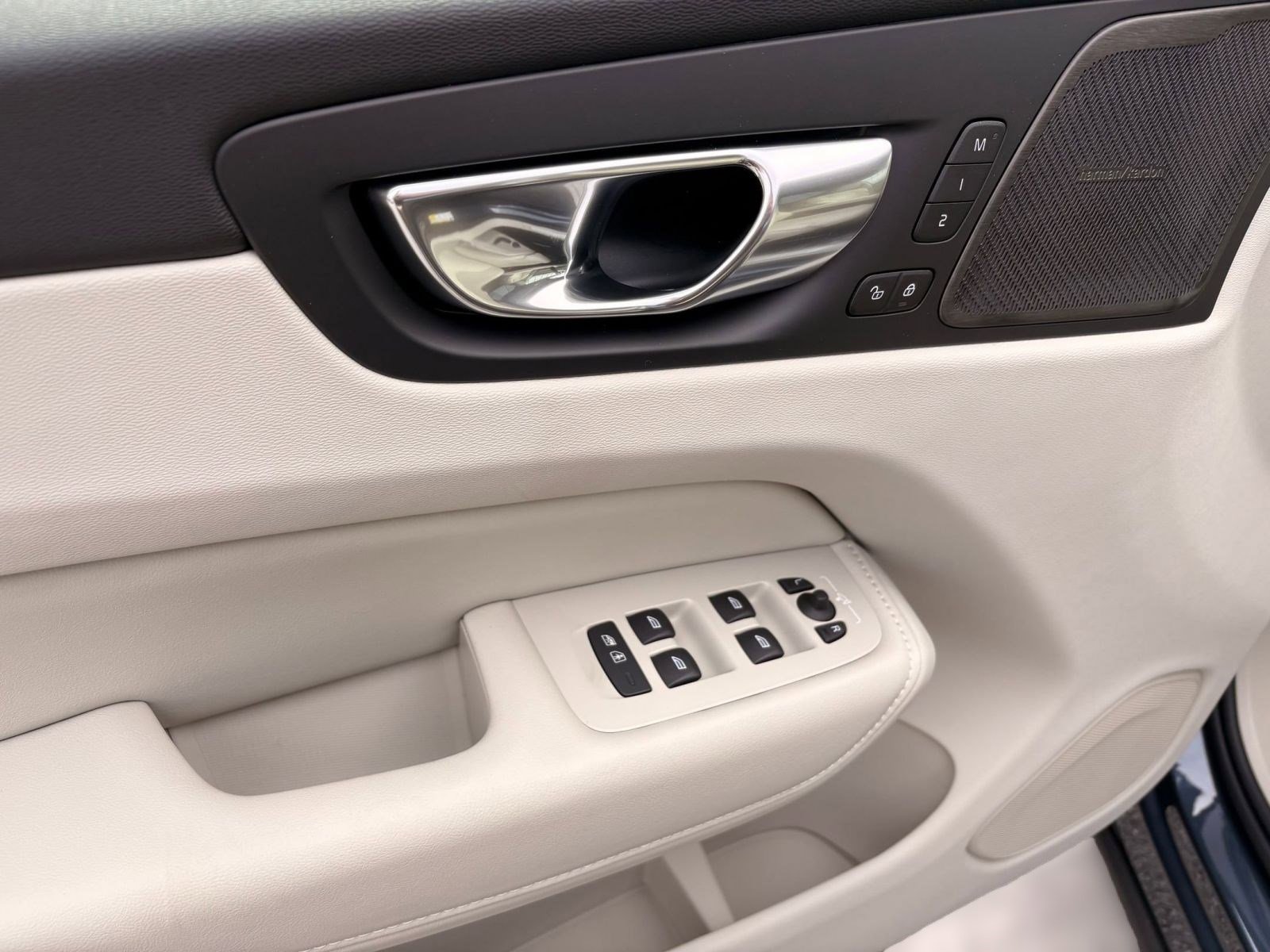 New 2026 Volvo XC60 B5 Ultra w/ Protection Package Premier image 13