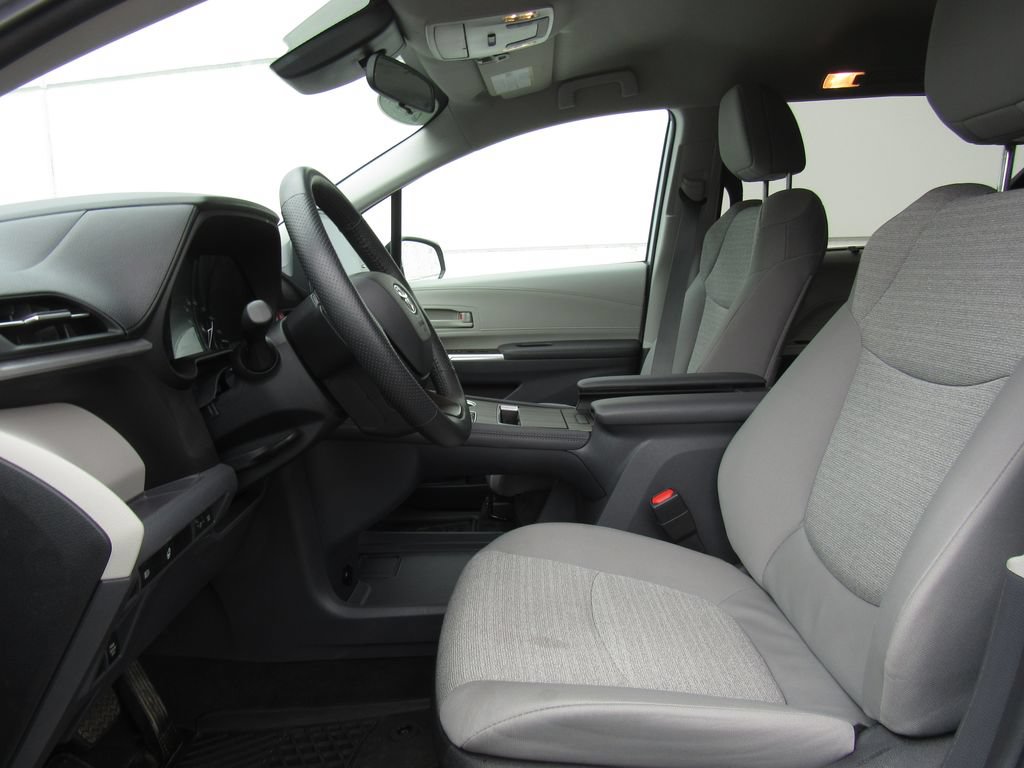 Used 2024 Toyota Sienna LE AWD/4WD image 11