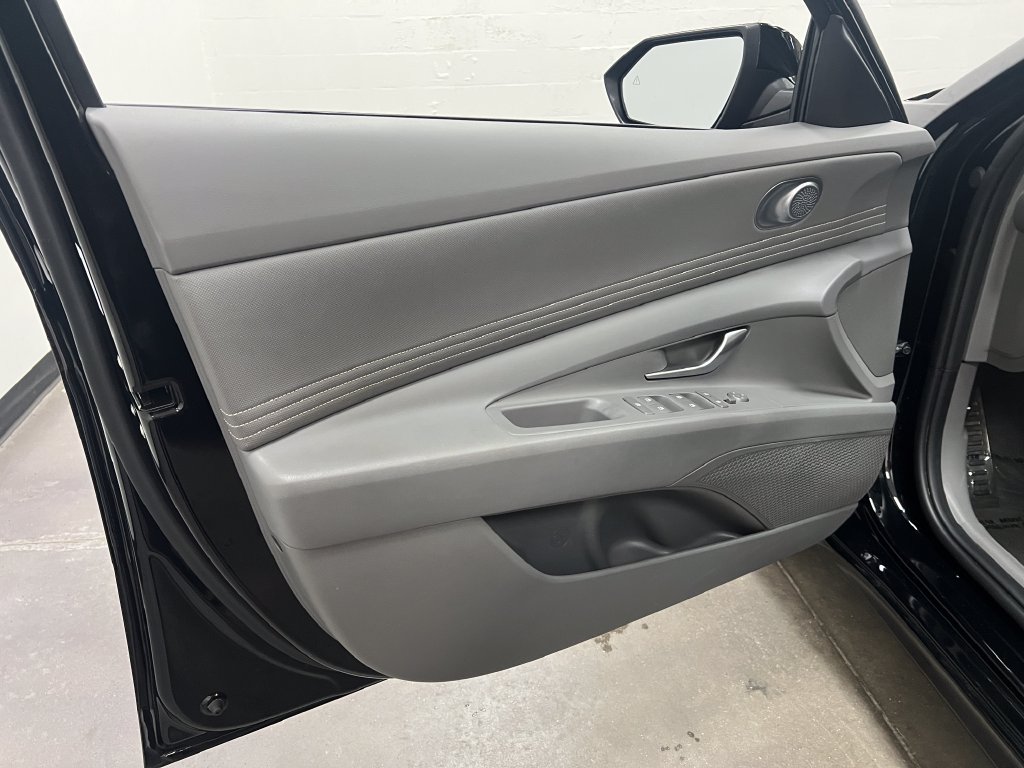 Used 2025 Hyundai Elantra Sport FWD image 11