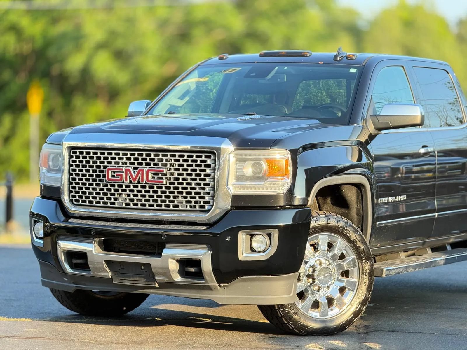 Used 2015 GMC Sierra 2500 Denali w/ Duramax Plus Package AWD/4WD image 2