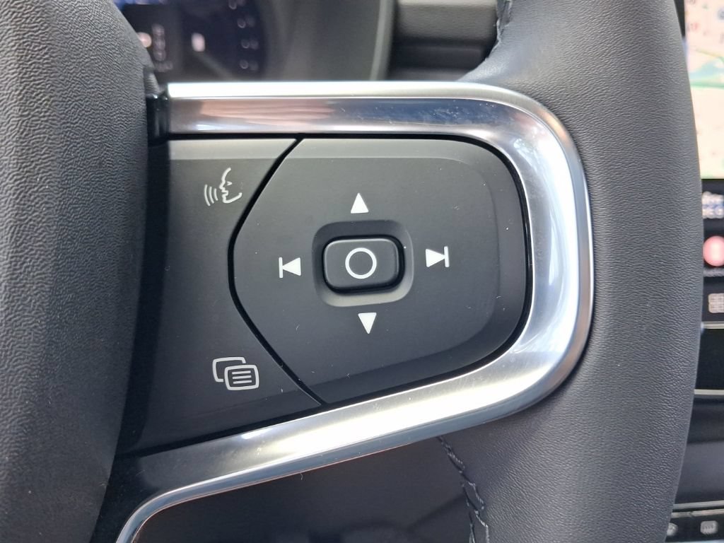 Certified 2024 Volvo XC40 B5 Plus AWD/4WD image 29