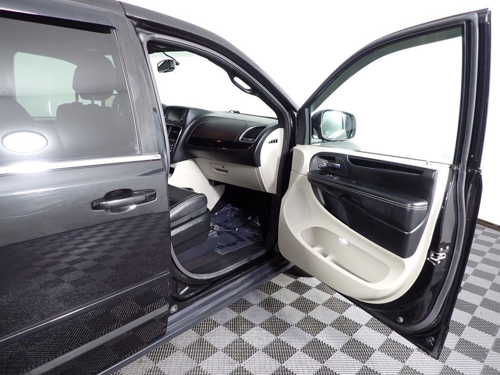 Used 2017 Dodge Grand Caravan SXT image 44