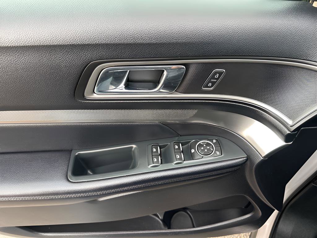 Used 2018 Ford Explorer XLT w/ Equipment Group 202A image 4