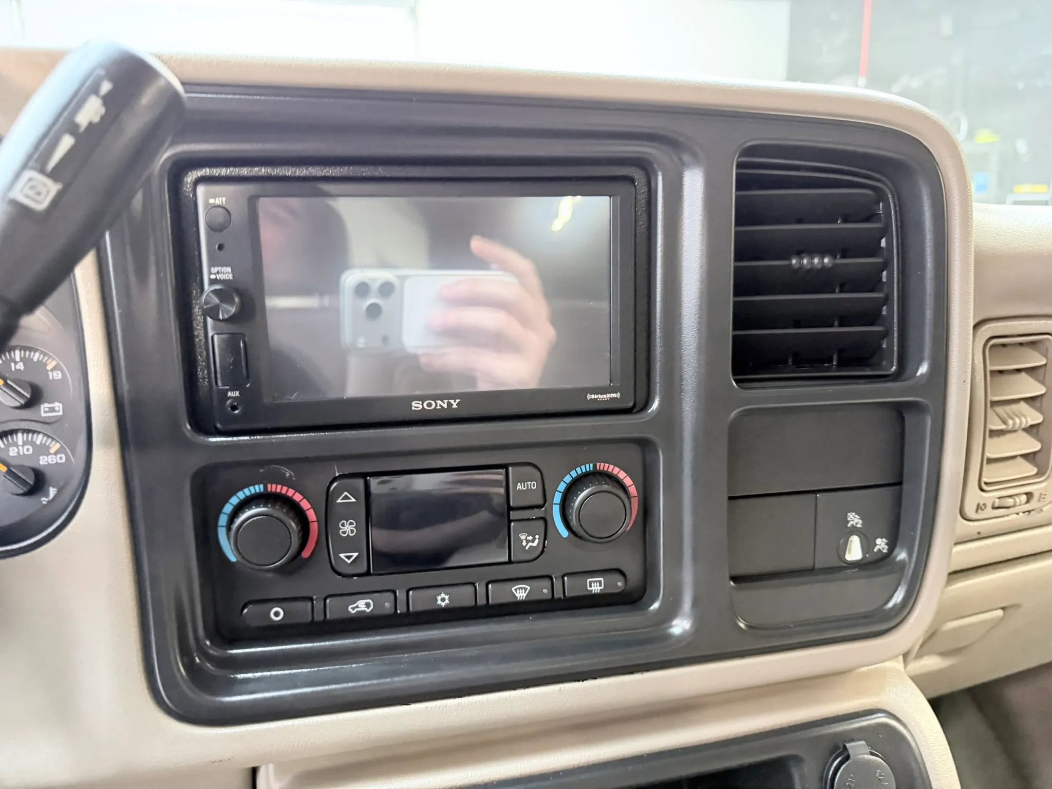 Used 2005 GMC Sierra 2500 SLT AWD/4WD image 16