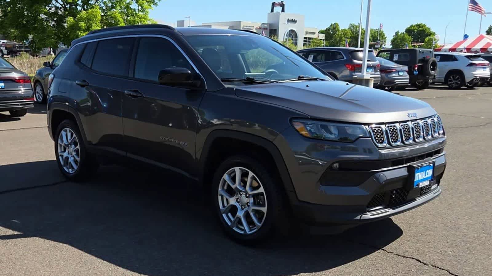 Used 2023 Jeep Compass Latitude w/ Sun and Sound Group AWD/4WD image 2