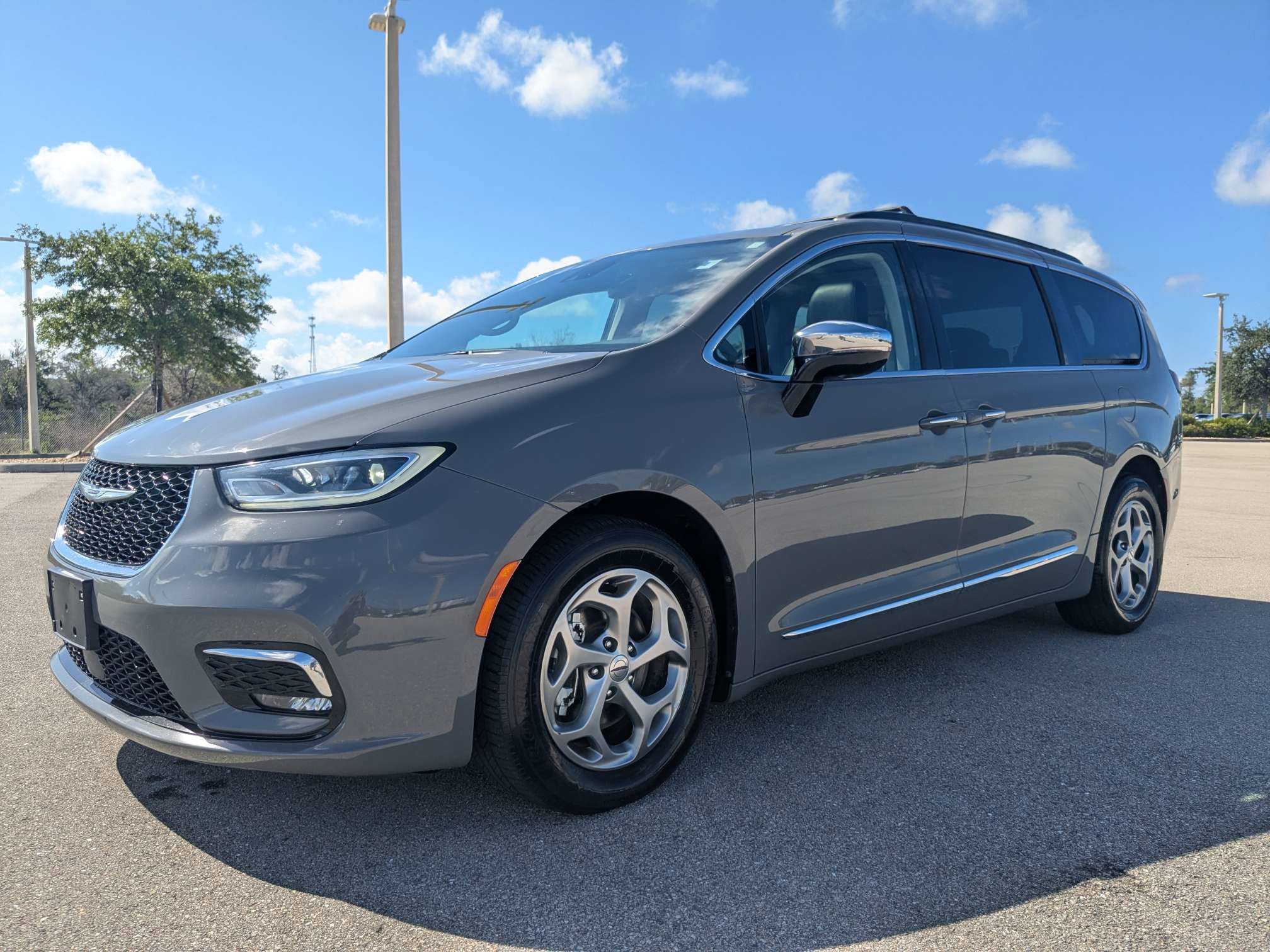 Used 2023 Chrysler Pacifica Limited FWD image 9