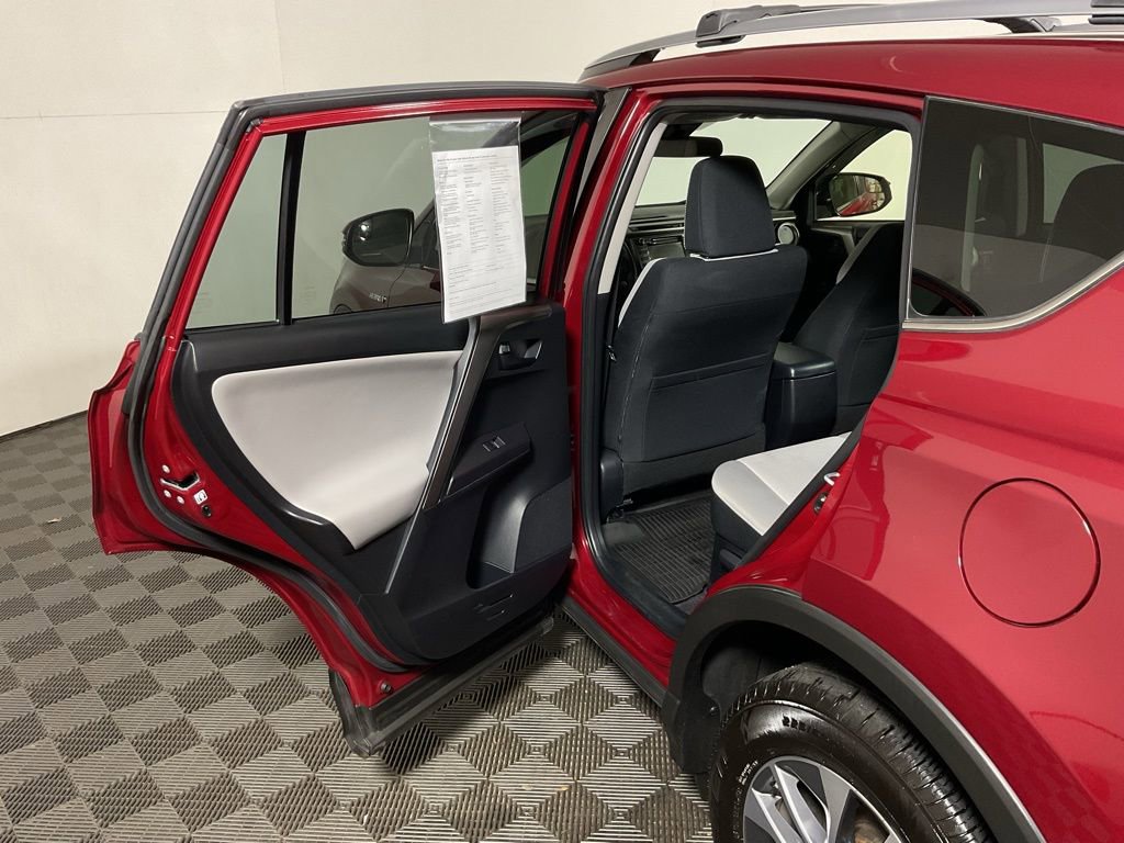 Used 2018 Toyota RAV4 LE AWD/4WD image 32