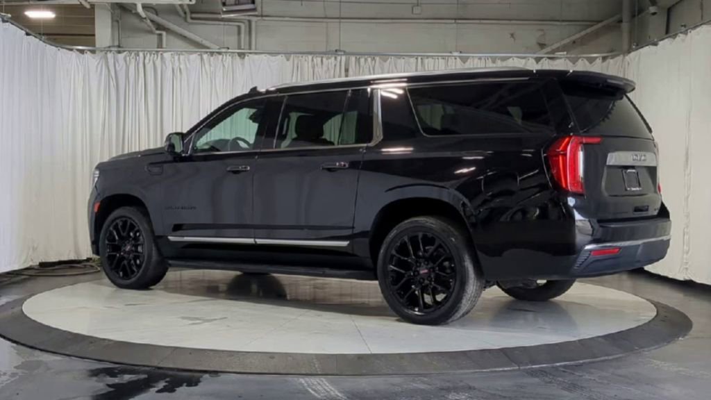 Used 2023 GMC Yukon XL SLT w/ SLT Premium Package image 6