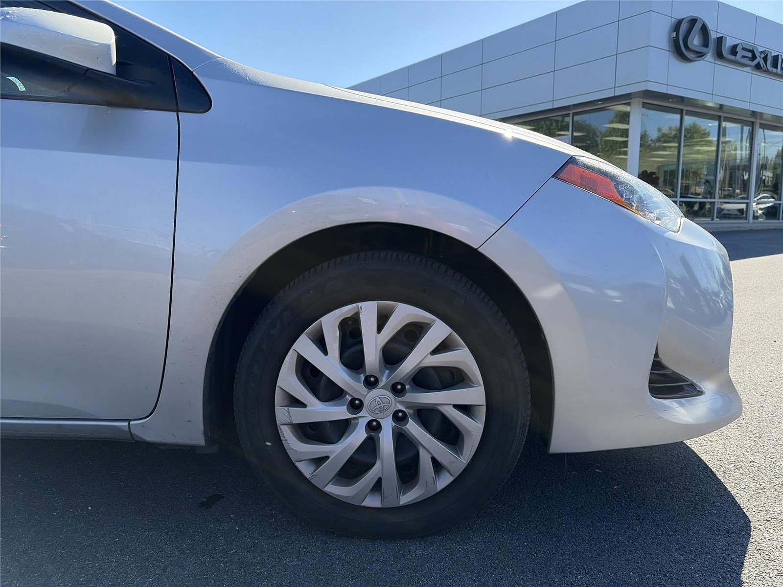 Used 2018 Toyota Corolla LE w/ Carpet Mat Package (TMS) FWD image 15