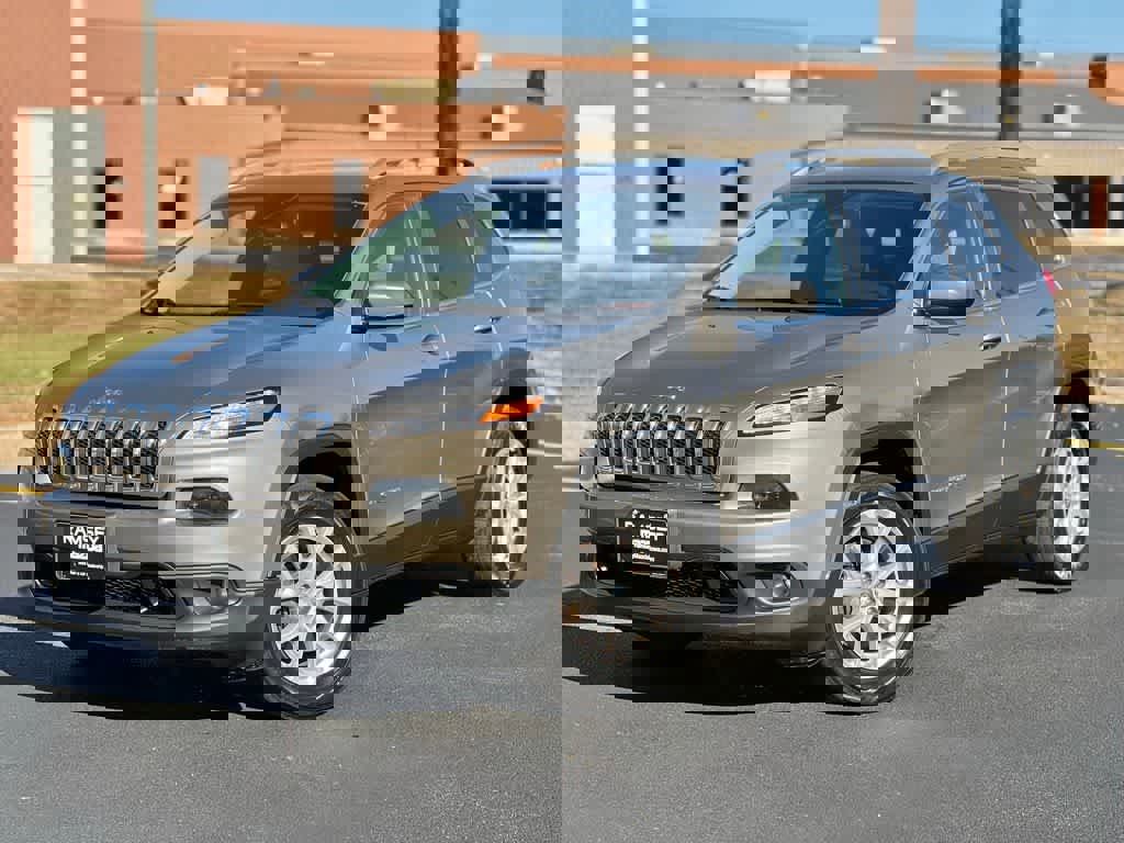 Used 2016 Jeep Cherokee Latitude w/ Cold Weather Group image 1