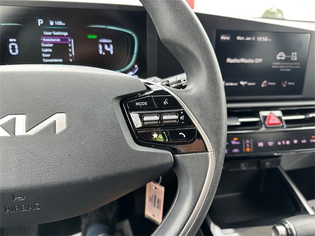 Used 2023 Kia Niro LX image 22