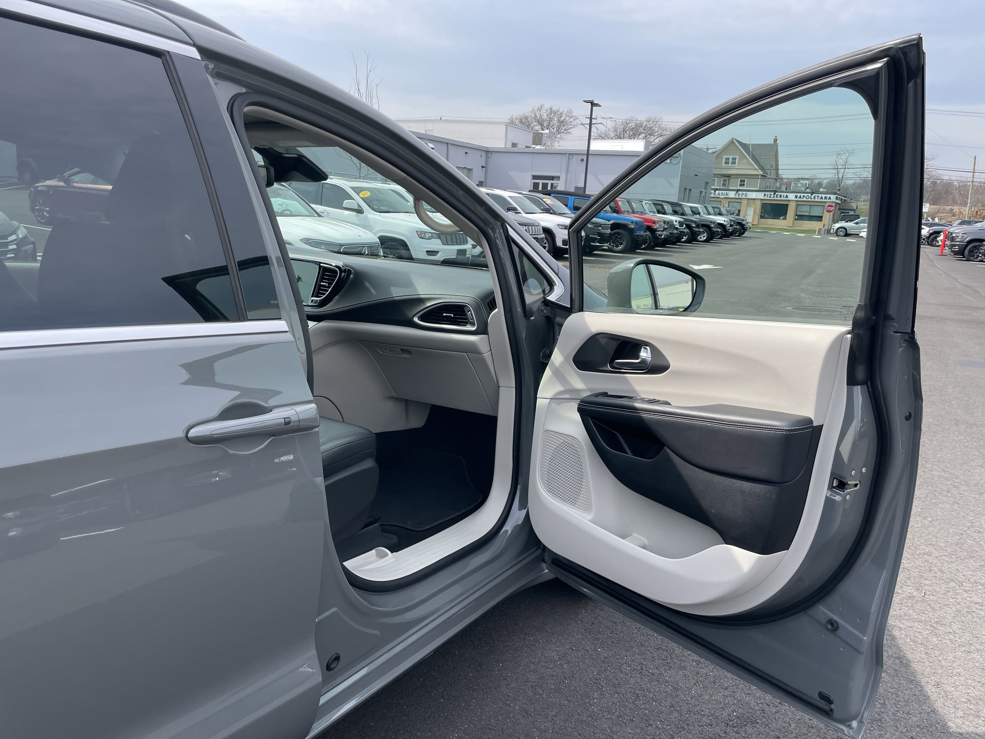 Used 2022 Chrysler Pacifica Touring-L image 8