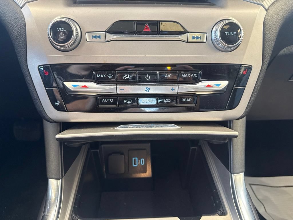 Used 2024 Ford Explorer XLT w/ Equipment Group 202A AWD/4WD image 24