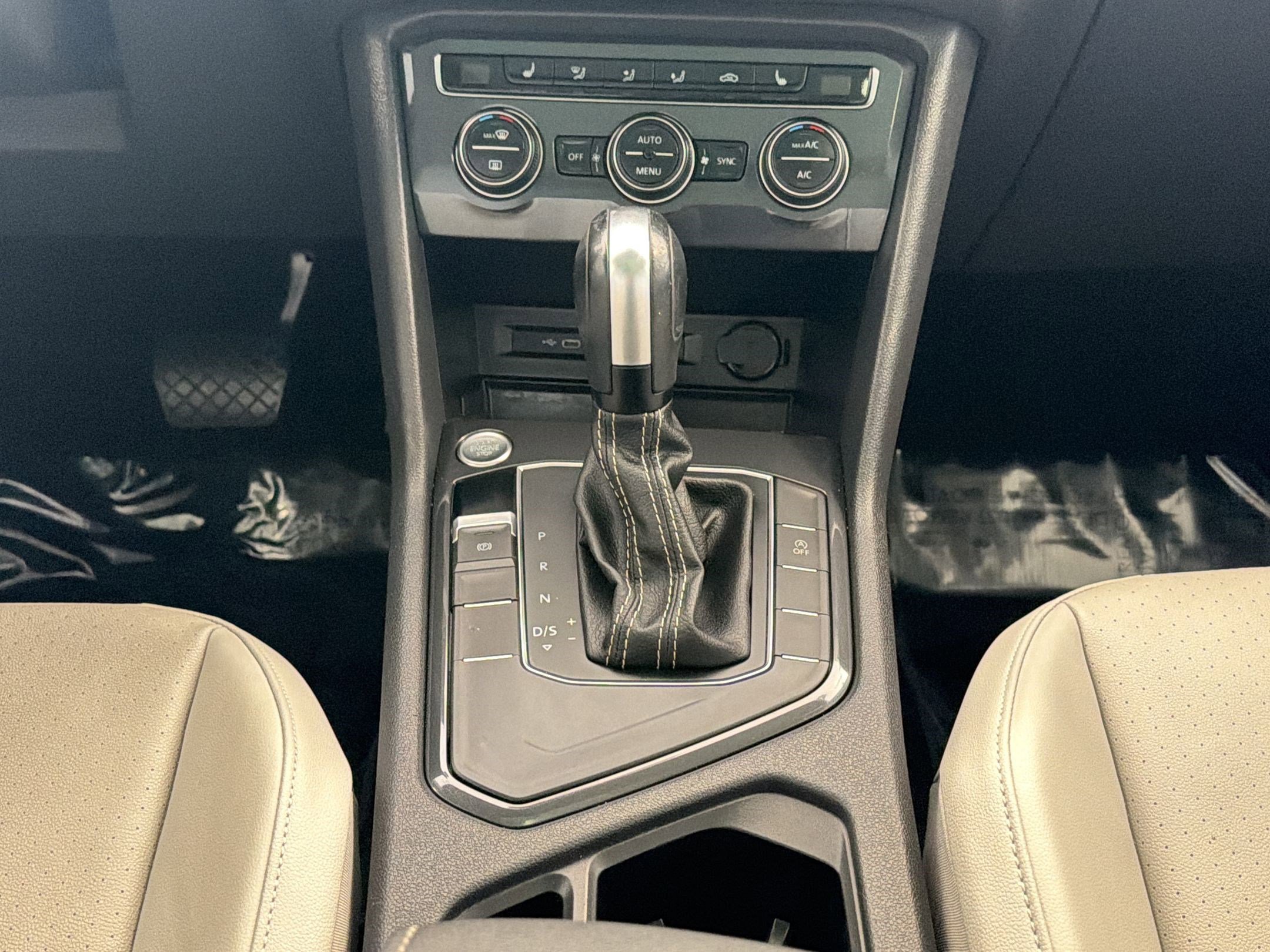 Used 2021 Volkswagen Tiguan SE w/ Panoramic Sunroof Package image 18