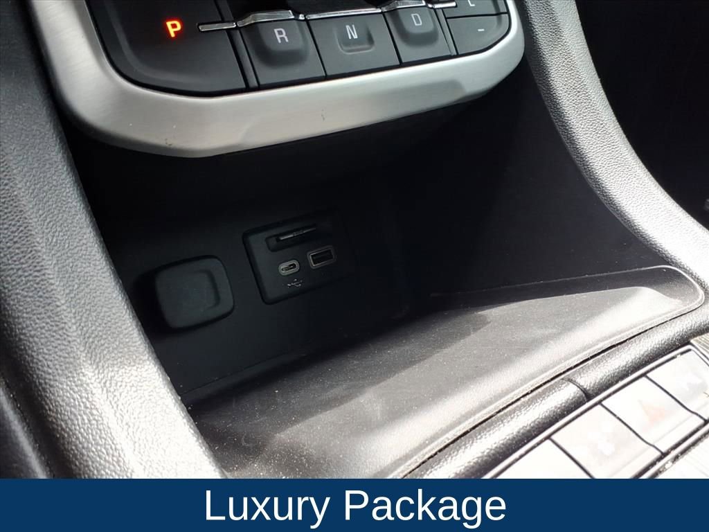 Used 2023 GMC Acadia SLT w/ Elevation Edition image 8