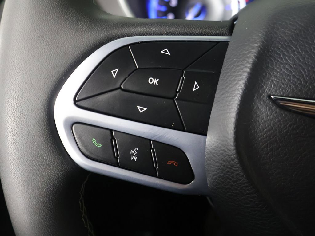 Used 2025 Chrysler Pacifica Select FWD image 41
