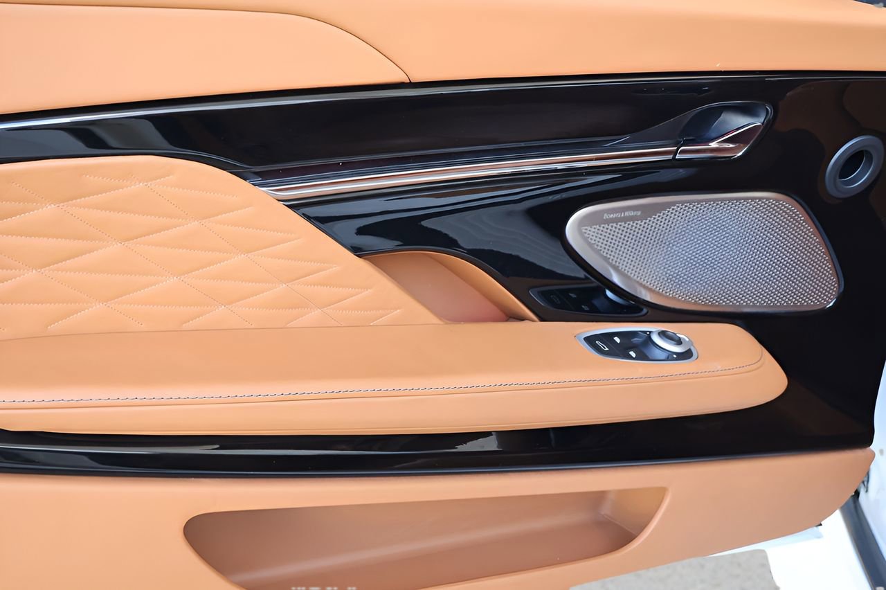 Used 2024 Aston Martin DB12 Convertible image 10