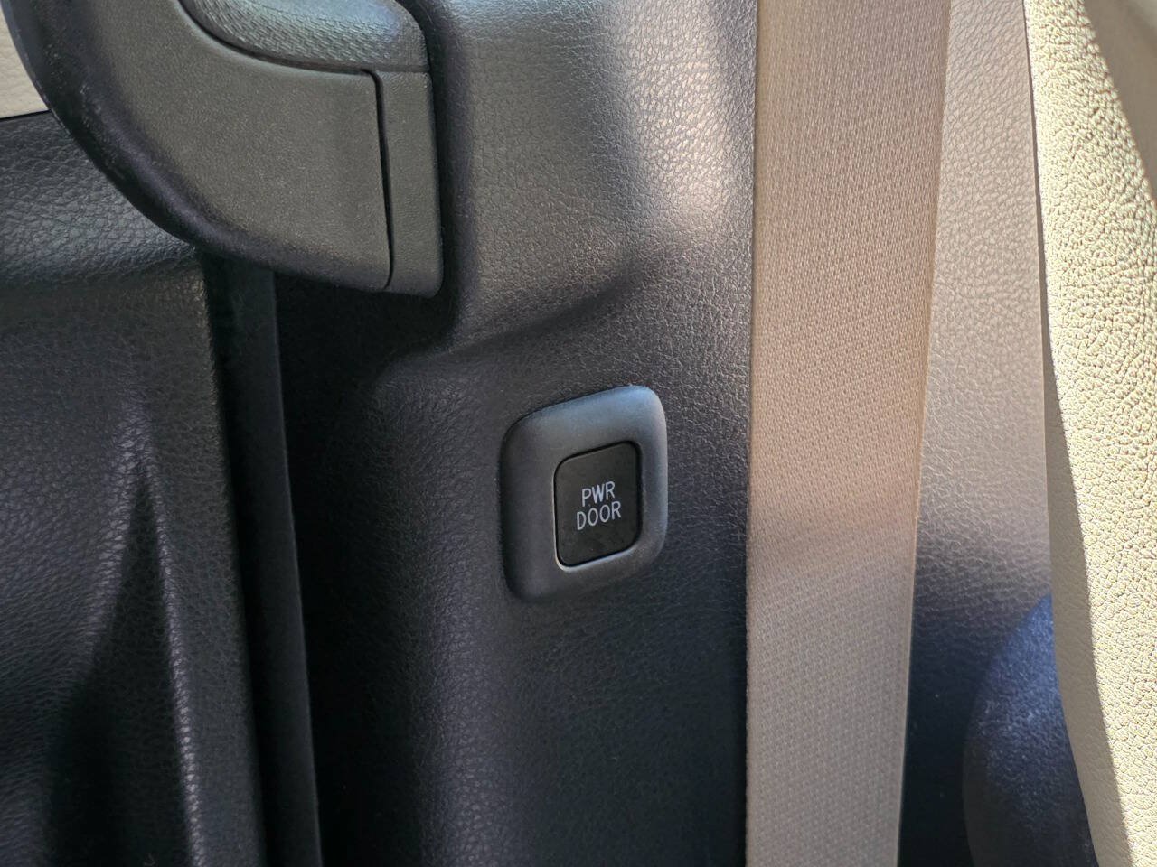 Used 2021 Toyota Sienna XLE FWD image 28