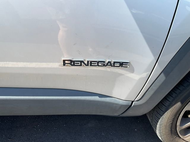 Used 2018 Jeep Renegade Latitude FWD image 11