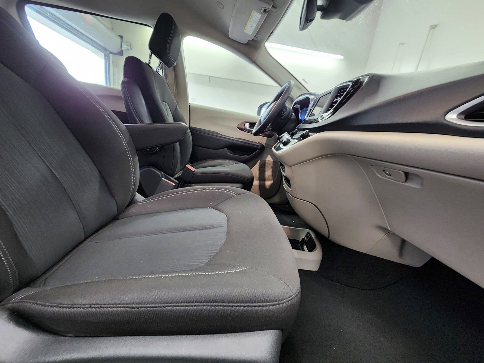 Used 2023 Chrysler Voyager LX FWD image 23