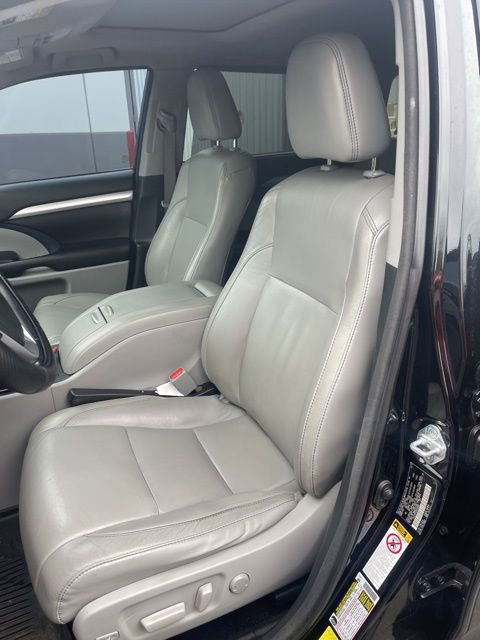 Used 2017 Toyota Highlander XLE image 3