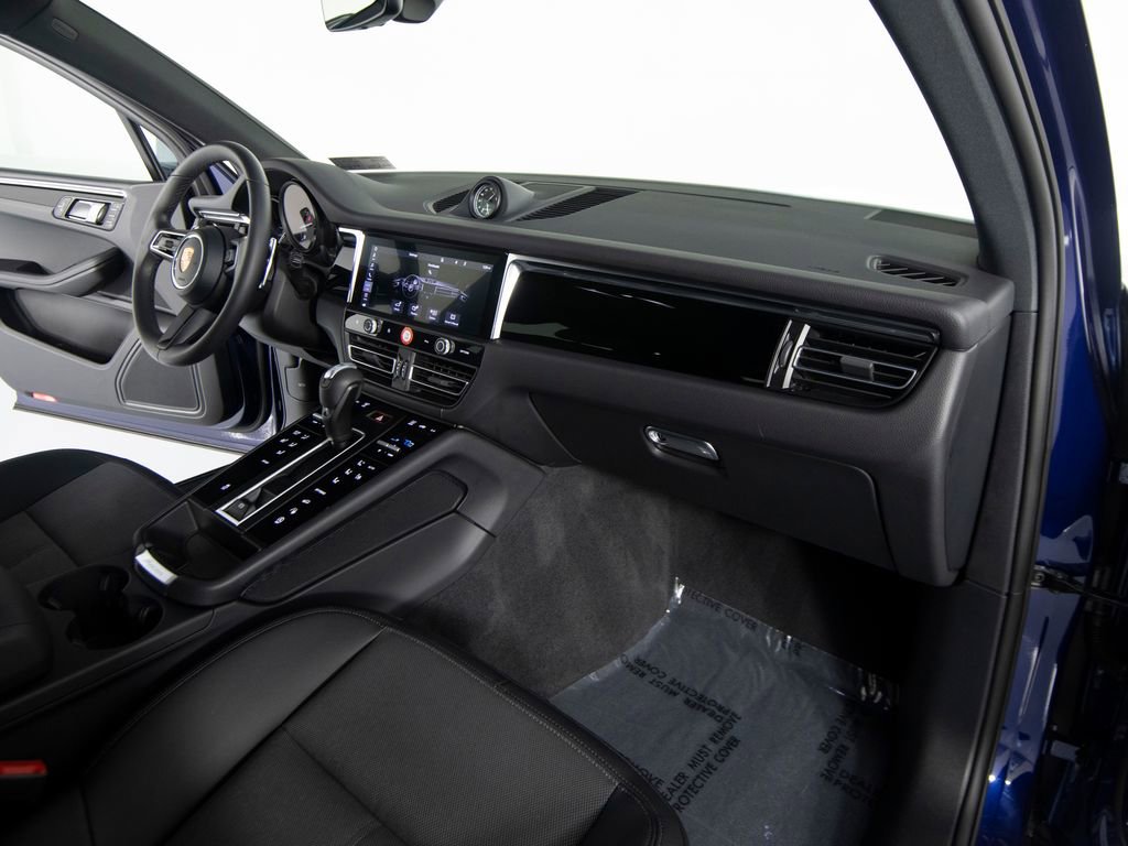 Certified 2025 Porsche Macan image 28