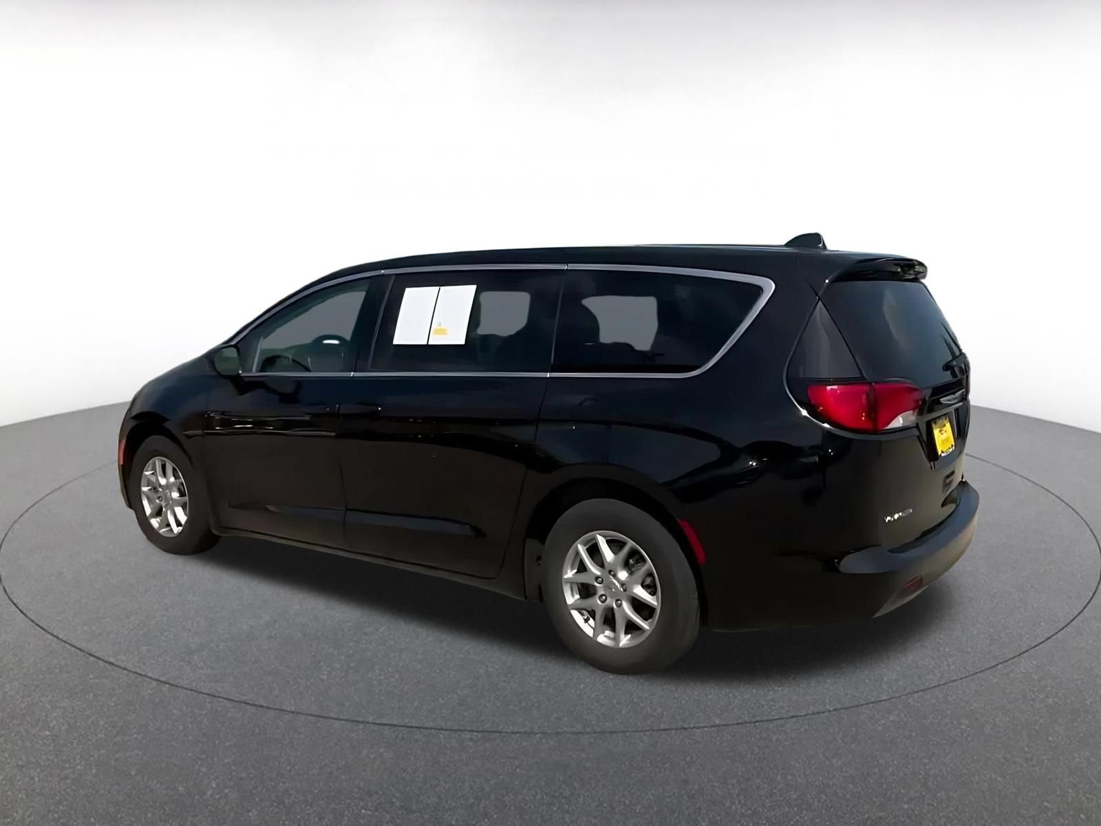 Used 2024 Chrysler Voyager LX FWD image 9