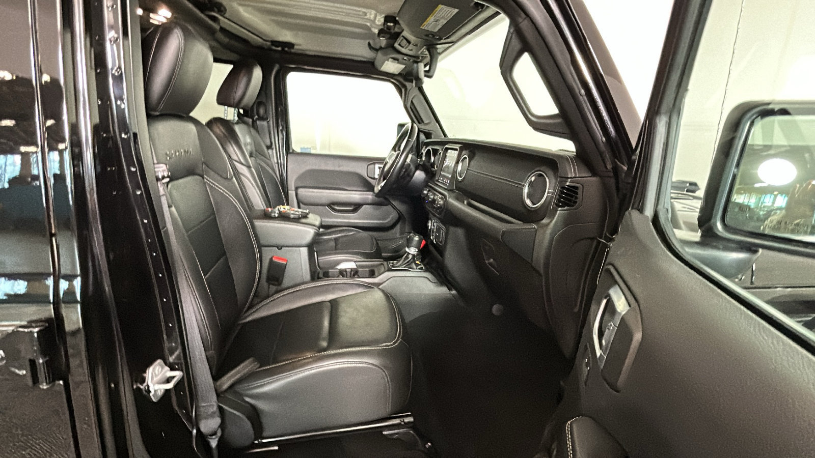 Used 2022 Jeep Wrangler Unlimited Sahara AWD/4WD image 35