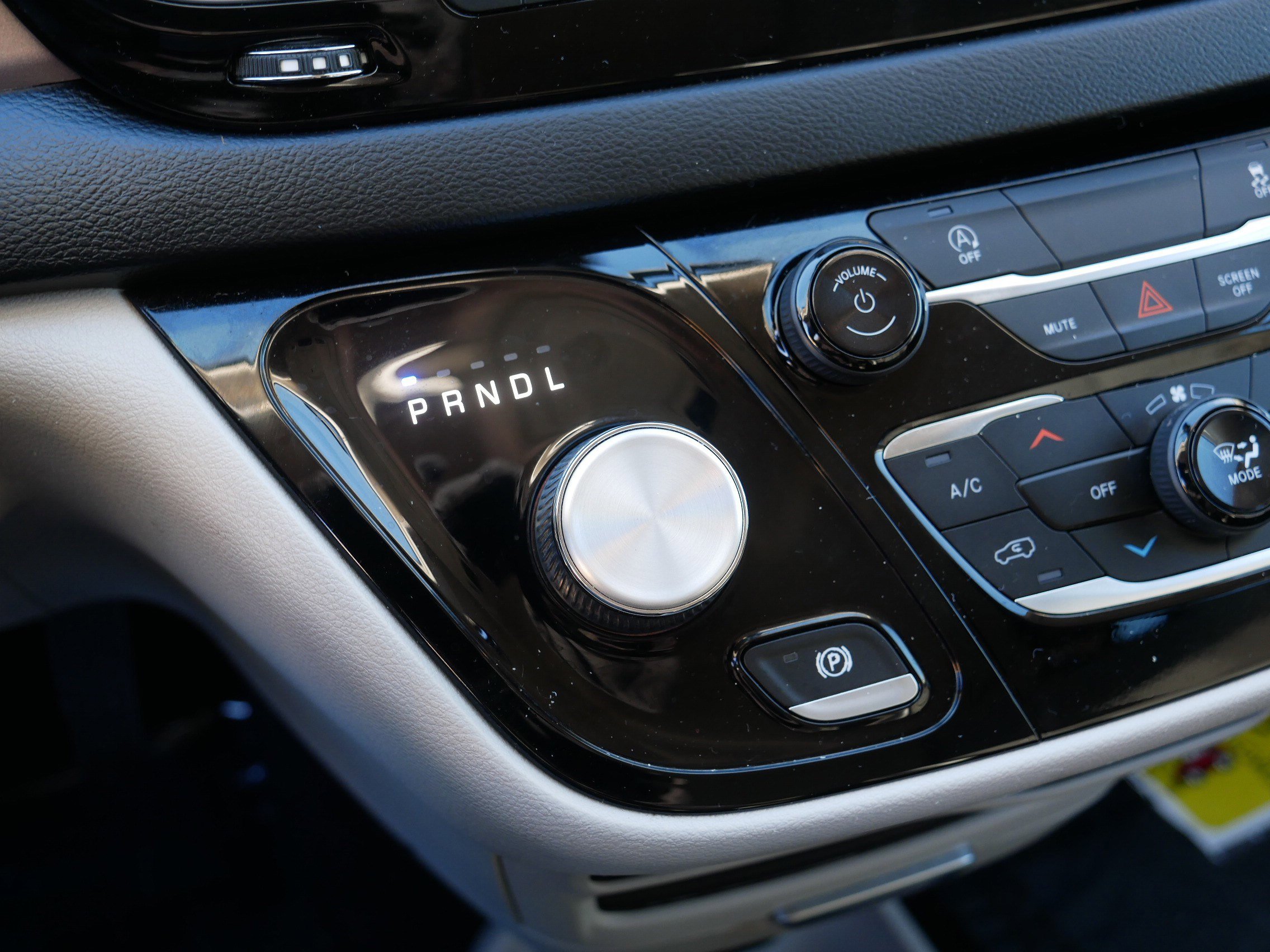 Used 2022 Chrysler Voyager LX image 24