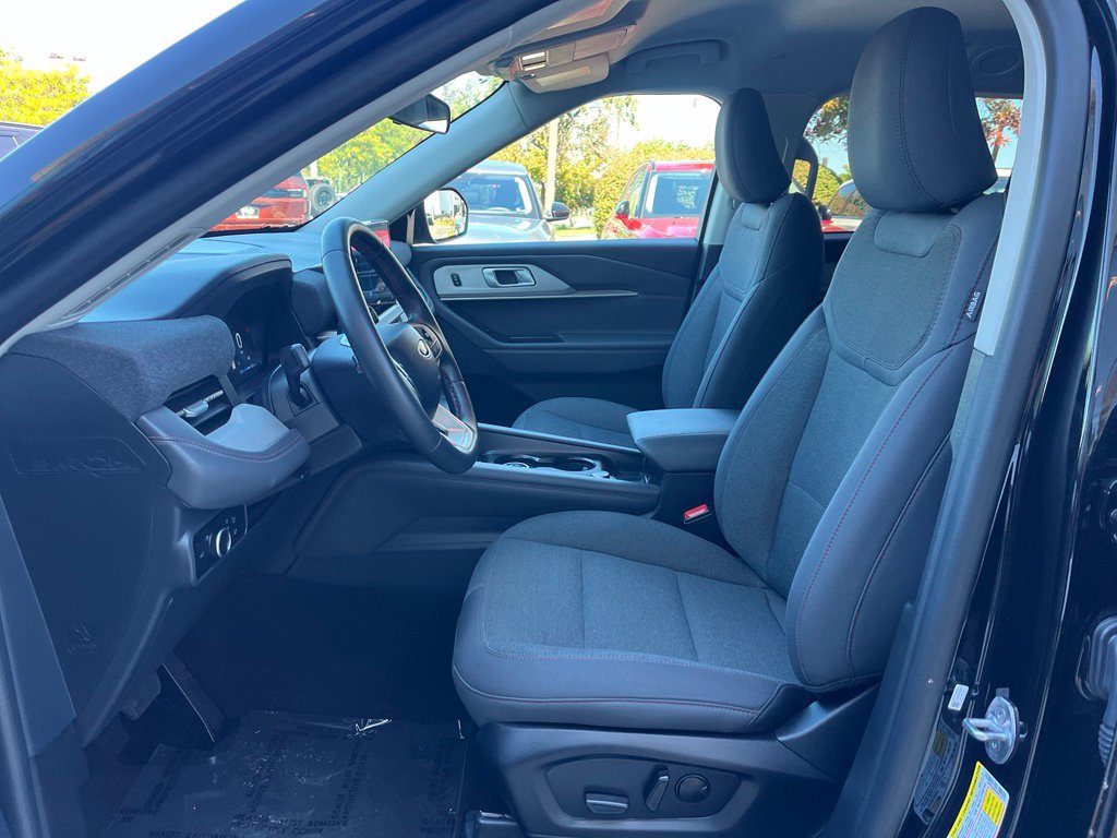 Used 2025 Ford Explorer Active AWD/4WD image 23